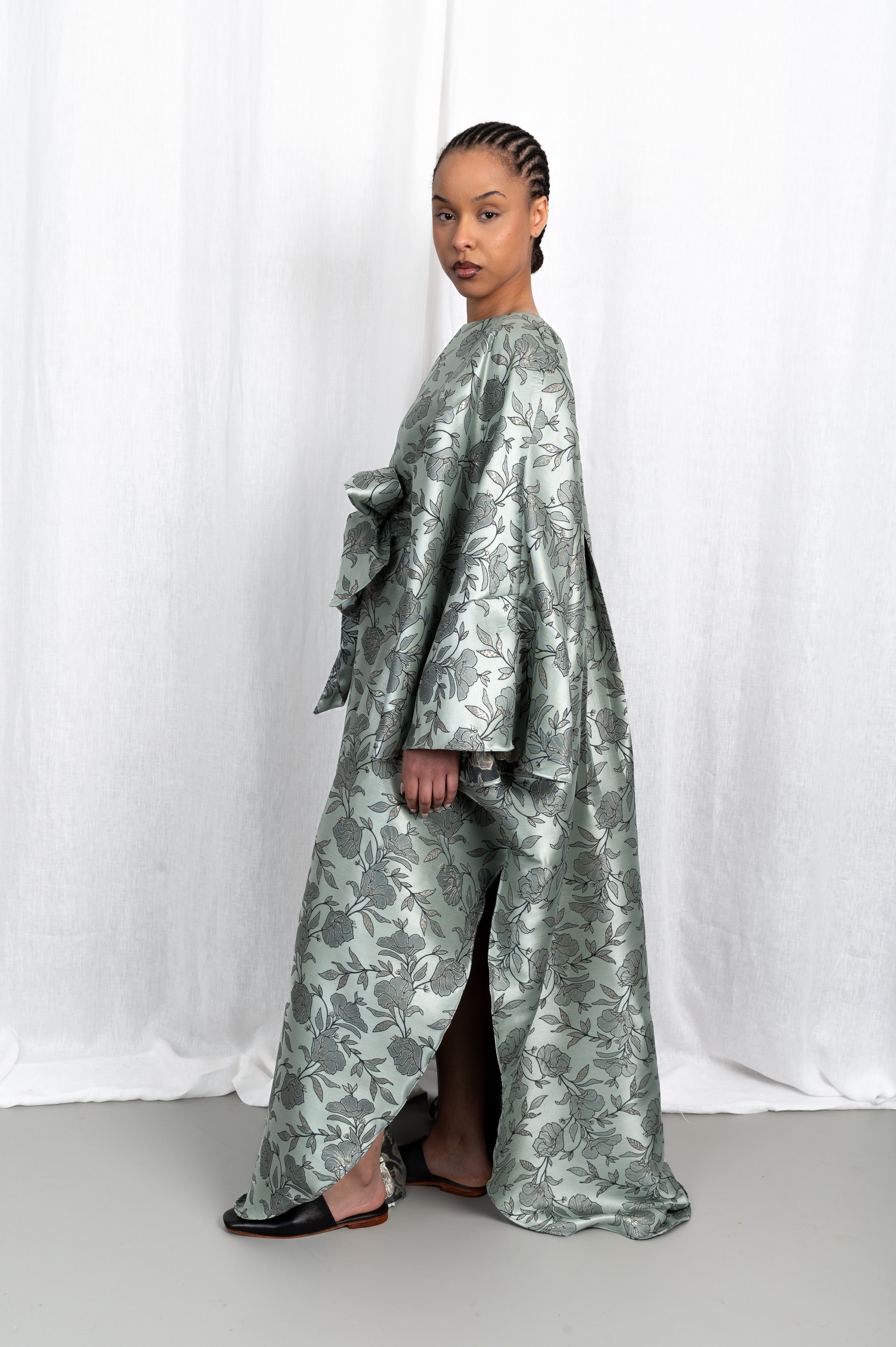 Modèle portant la robe kaftan Dina en brocart, vue en mouvement #couleur_vert argenté