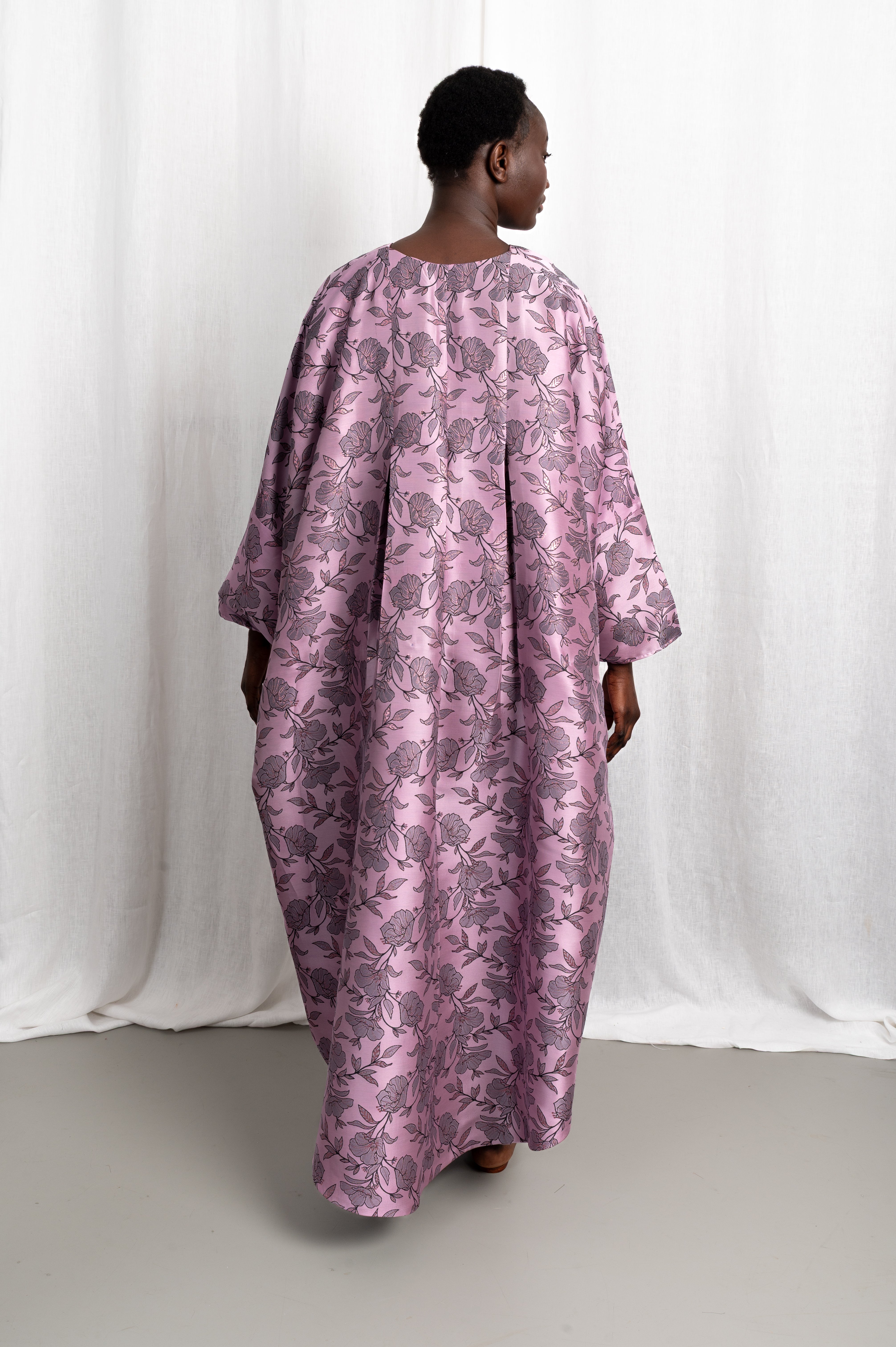 Modèle portant le top kaftan Séné en brocart rose argenté, vue de dos #couleur_rose argenté
