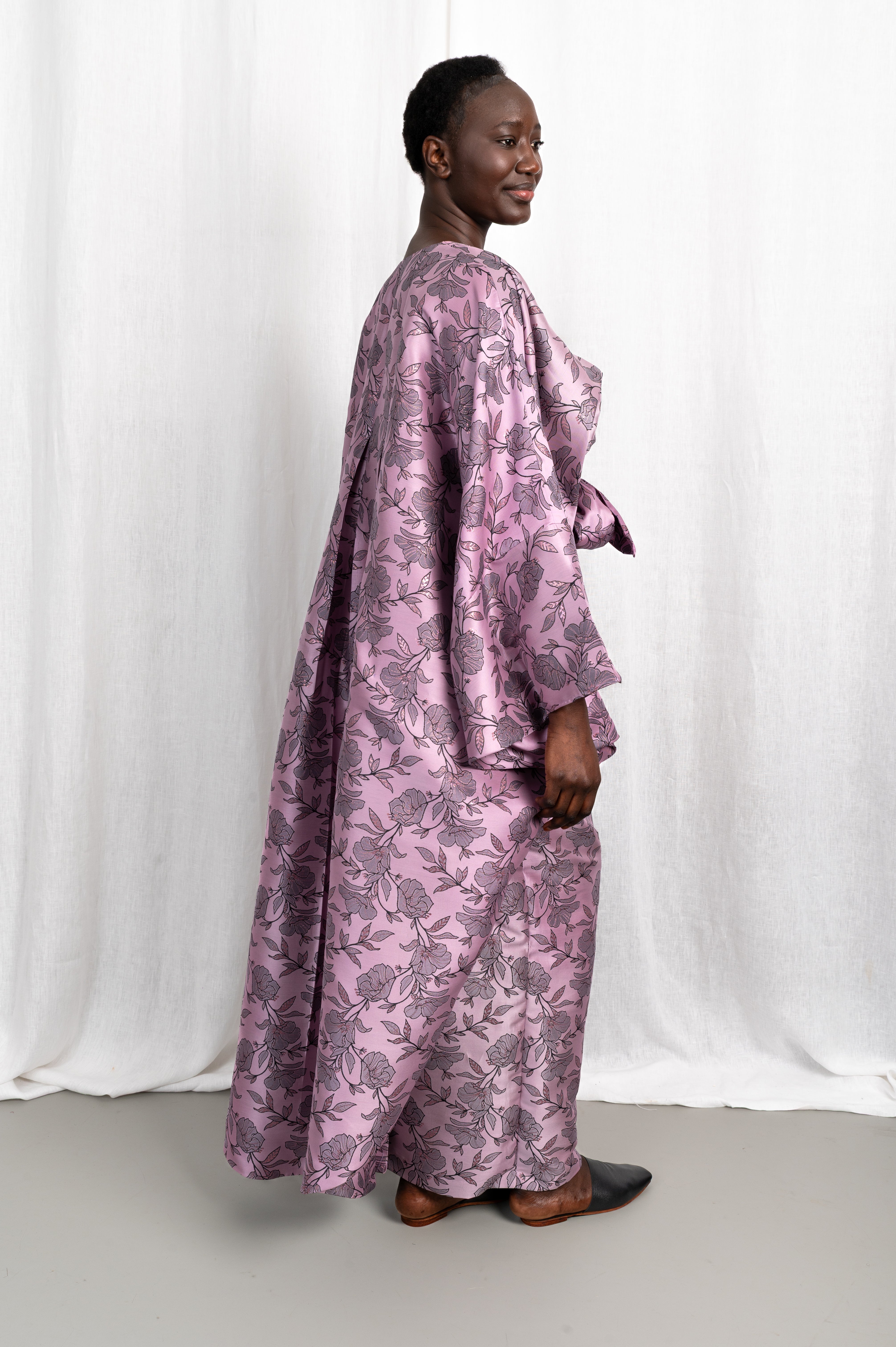 Modèle portant le top kaftan Séné en brocart rose argenté, vue en mouvement #couleur_rose argenté