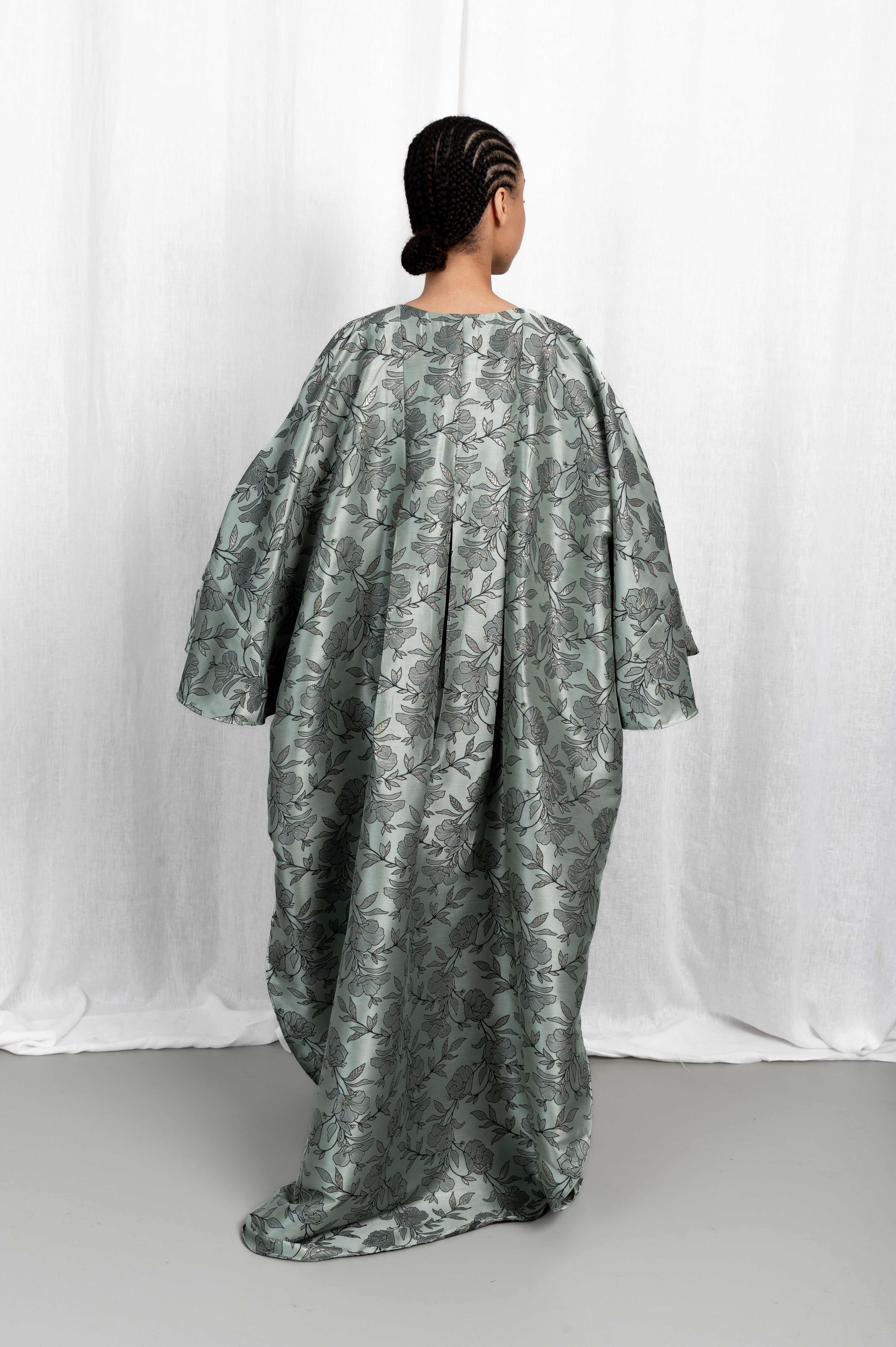 Modèle portant la robe kaftan Dina en brocart, vue de dos #couleur_vert argenté