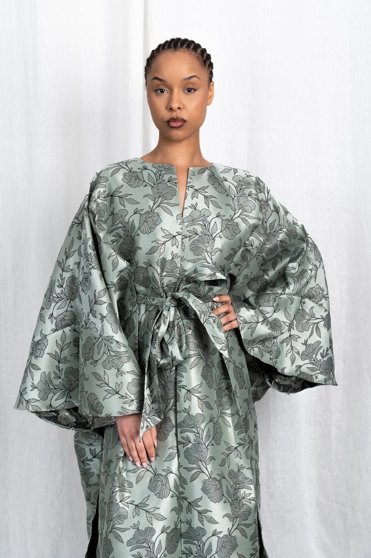 Modèle portant la robe kaftan Dina en brocart, vue de portrait #couleur_vert argenté