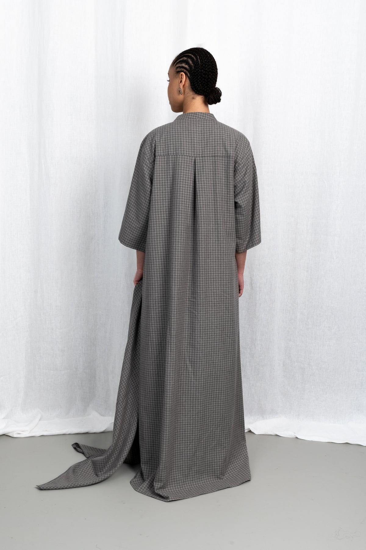 Modèle portant la robe Kamisa en flanelle de coton, vue de dos