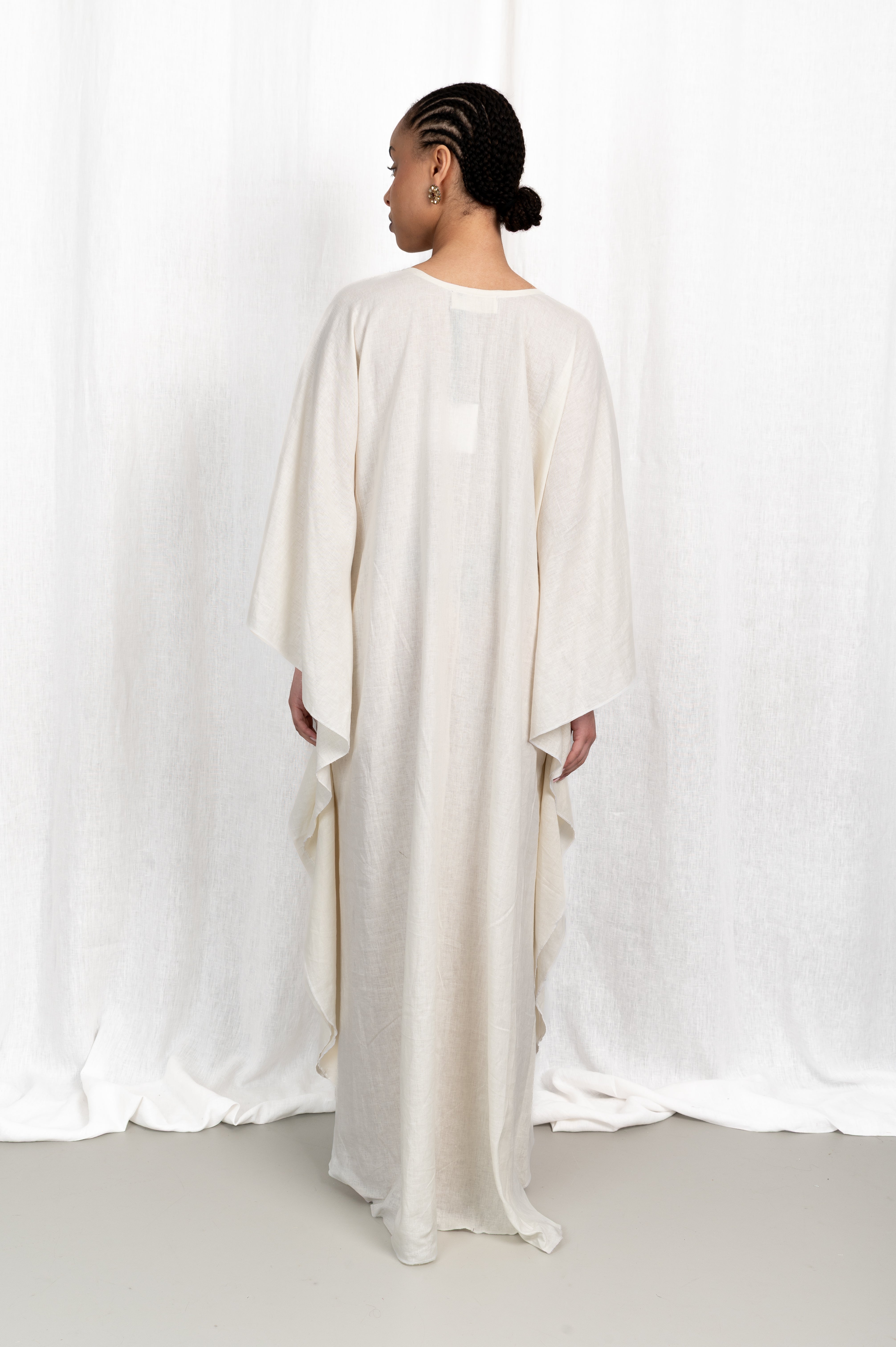 Modèle femme portant la Robe Layla, vue de dos