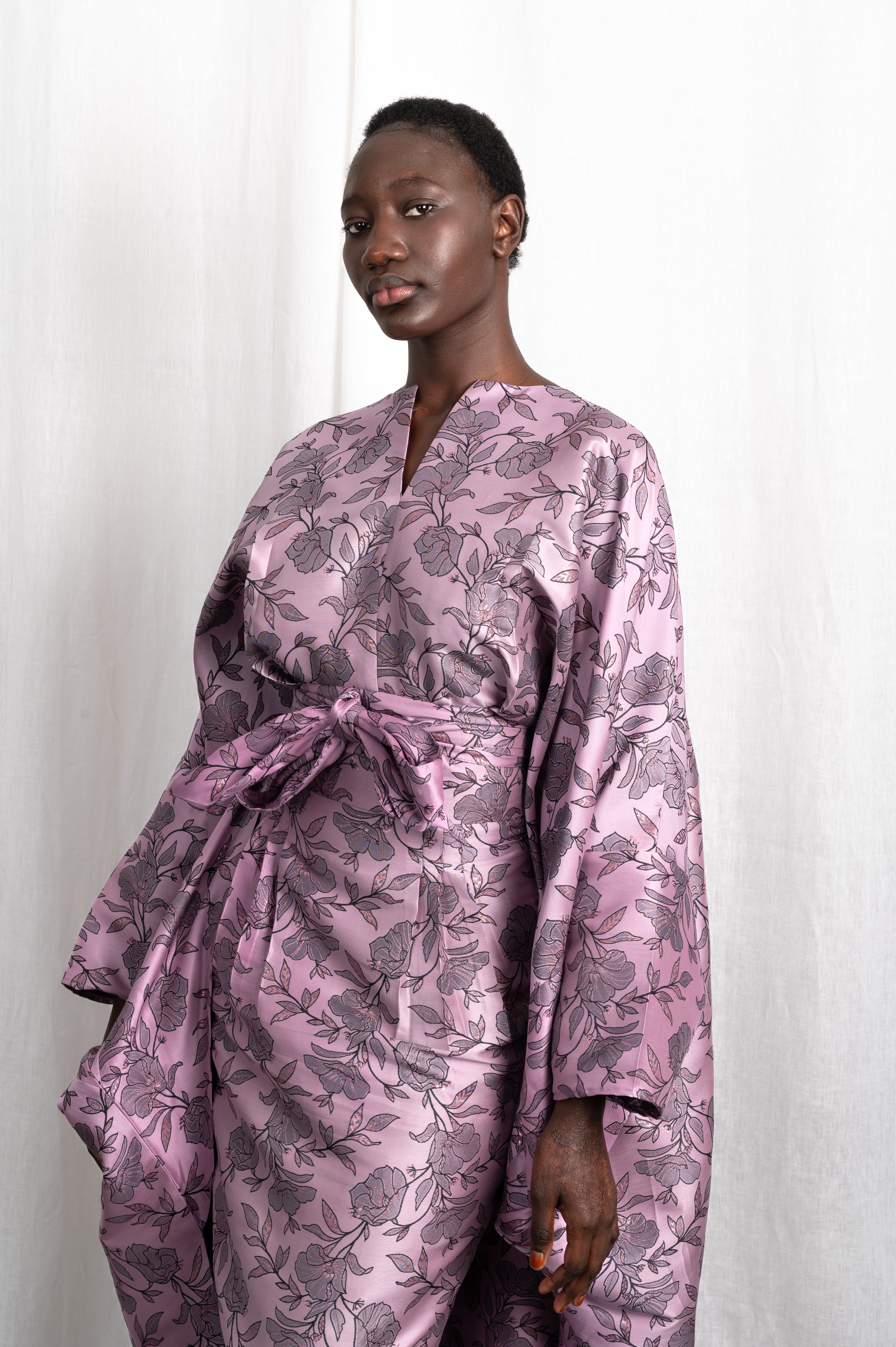 Modèle portant le top kaftan Séné en brocart rose argenté, vue de portrait #couleur_rose argenté
